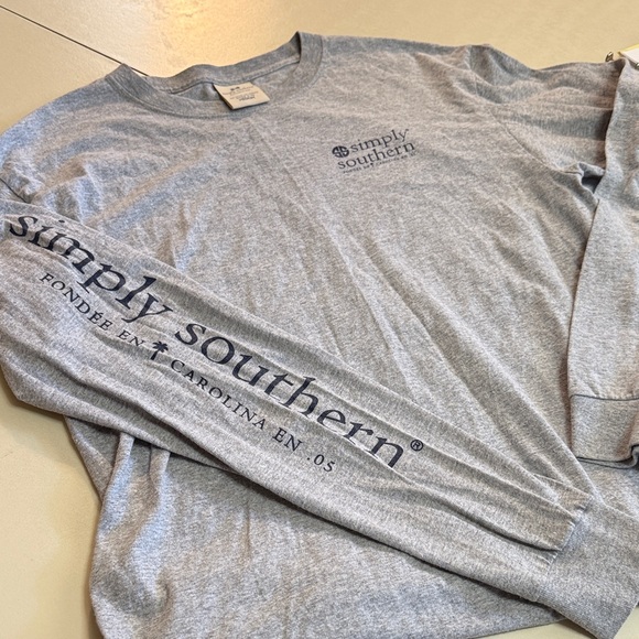 Simply Southern M Gray Tee with Pink Pig Graphic - Picture 4 of 5